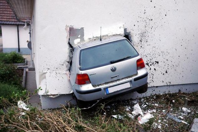 Φωτογραφία χωρίς αλκοτέστ: Μεθυσμένος οδηγός στη Γερμανία μπήκε σε σπίτι από τον... τοίχο!‏ - Κυρίως Φωτογραφία - Gallery - Video