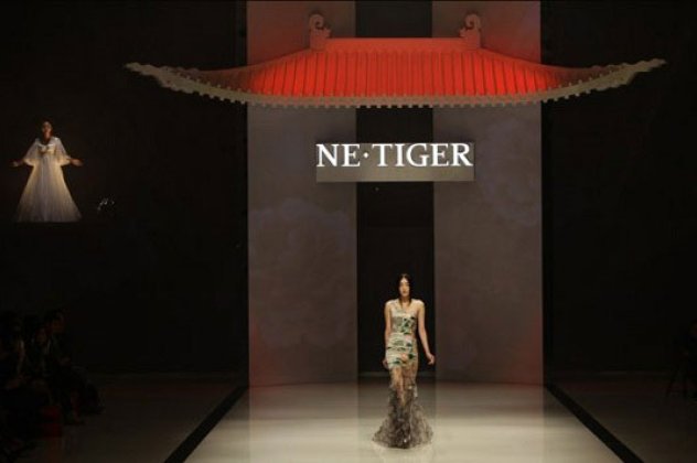 Εβδομάδα μόδας στο Πεκίνο θυμίζει κάτι από απαγορευμένη πόλη και τελευταίο αυτοκράτορα - Κυρίως Φωτογραφία - Gallery - Video