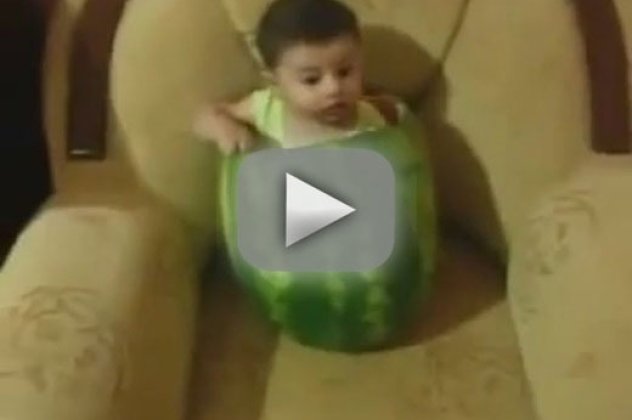 Το πιο αστείο μωράκι που έχετε δει! Έπεσε μέσα στο καρπούζι - Κυρίως Φωτογραφία - Gallery - Video