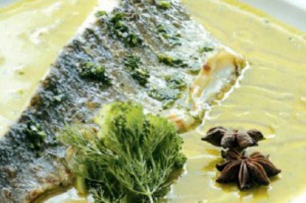 Λαβράκι με σάλτσα μάραθου αρωματισμένη με ούζο από τον Λευτέρη Λαζάρου  - Κυρίως Φωτογραφία - Gallery - Video