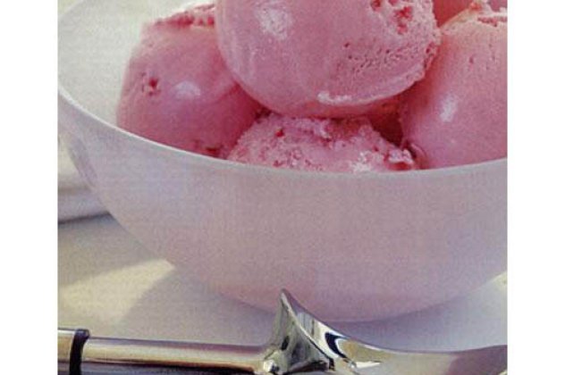 Επιδόρπιο με λίγες θερμίδες! Παγωτό γιαυουρτιού με φράουλες δια χειρός Άκη - Κυρίως Φωτογραφία - Gallery - Video