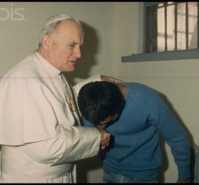Vintage Story: Όταν ο «Γκρίζος Λύκος» Μεχμετ Αγκτσά, δολοφόνος του δημοσιογράφου Ιπεκτσί, αποπειράθηκε να «φάει» και τον Πάπα έξω από το Βατικανό!