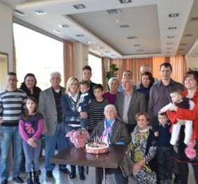Τopwoman η Αγγελική Πούλου που χθες γλέντησε τα 100α της γενέθλια με τρικούβερτο πάρτι: 3 παιδιά, 6 εγγόνια, 7 δισέγγονα! 