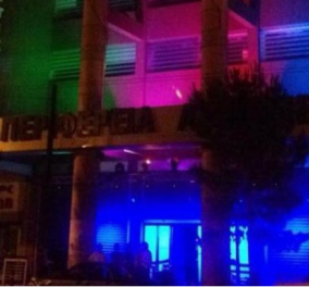 Η Περιφέρεια Αττικής φωταγωγήθηκε στα χρώματα του ουράνιου τόξου και του Athens Pride