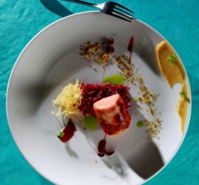 O πιο γκουρμέ Σολομός: Τυλιγμένος με μπέικον, κόκκινο λάχανο μπρεζέ, πουρέ μήλου & σιρόπι Port - Μasterchef Γιάννης Λουκάκος 