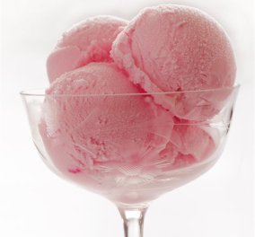 Ο Σπύρος Αρτελάρης δημιουργεί - Απολαυστικό παγωτό τριαντάφυλλο, γεμάτο άρωμα και γεύση