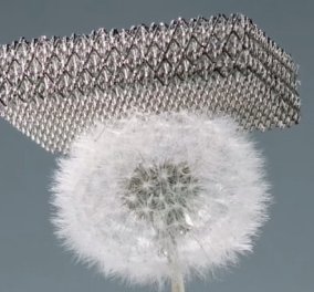 Επαναστατικό μέταλλο χωρίς βάρος -Microlattice, το πιο ελαφρύ αντικείμενο του κόσμου 