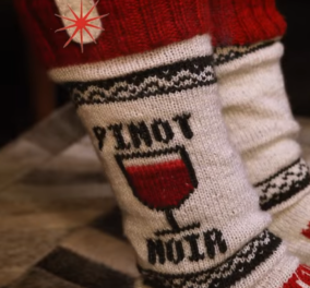 Κοιμάστε συχνά μπροστά στην τηλεόραση και τα πόδια κρυώνουν; Αυτές οι κάλτσες δίνουν τη λύση – Βίντεο