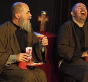 Δωρεάν θέατρο με το eirinika: Η ξεκαρδιστική κωμωδία «Αμήν» του Δημήτρη Κομνηνού στον Πολυχώρο Vault