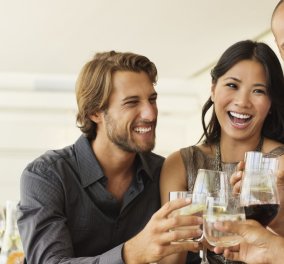 Κι όμως! Νέες έρευνες επιβεβαιώνουν πως δύο ποτήρια κρασιού μπορούν να αδυνατίσουν