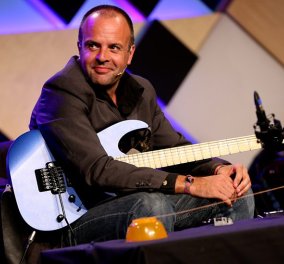 The Hub Events: Ο rock φυσικός, Dr Mark Lewney σε μια διάλεξη-performance με θέμα «Rock guitar in 11 dimensions»