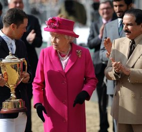 Η Βασίλισσα της Αγγλίας έβαλε φούξια παλτό, πήρε τα εγγόνια & τον 95χρονο σύζυγο για να δώσει τα βραβεία ιππασίας