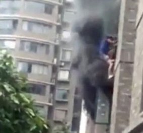 Βίντεο: Πατέρας ρίχνει την κόρη του από το παράθυρο για να την σώσει από την φωτιά