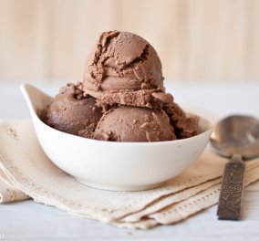 Ο Δημήτρης Σκαρμούτσος δίνει την τέλεια συνταγή για παγωτό με μαύρη σοκολάτα & κάρδαμο 