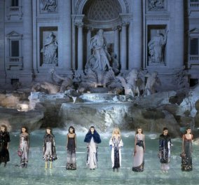 Tα συναρπαστικά κομμάτια του Fendi για τον ερχόμενο Φθινόπωρο - Χειμώνα:  Λαμπερό show στην Fontana di Trevi