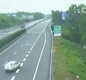 Βίντεο - Παγκόσμιο ρεκόρ οδήγησης: Η όπισθεν σε αυτοκινητόδρομο και ο οδηγός που άφησαν τον πλανήτη με το στόμα ανοικτό