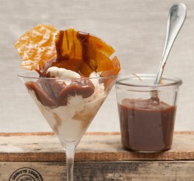 Ο Στέλιος Παρλιάρος προτείνει ένα τέλειο, παγωμένο επιδόρπιο: Παγωτό με κομμάτια καραμέλας & μπάτερσκοτς