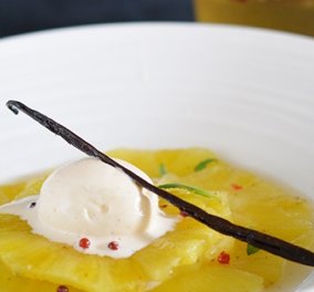 Ο master chef  Γιάννης Λουκάκος μας κακομαθαίνει: Μαριναρισμένος ανανάς με μπαχαρικά & παγωτό βανίλια