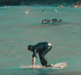 Βίντεο: Ο Κρητικός έκανε το φτυάρι του κουπι και έγινε "θαλασσόλυκος" - Το ξεκαρδιστικό διαφημιστικό που έσπασε το Internet