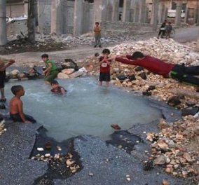 Ραγίζει καρδιές το βίντεο με τα παιδάκια στην Συρία που κολυμπούν σε ''πισίνες'' από κρατήρες βομβών 