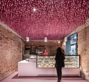 Το πιο μοντέρνο αρτοποιείο του κόσμου βρίσκεται στην Ισπανία: Η φούξια οροφή του θα σας εντυπωσιάσει 