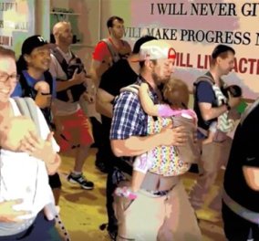 Βίντεο: Το πιο απολαυστικό μάθημα χορού για μπαμπάδες - Μικροί και μεγάλοι διασκεδάζουν μαζί 
