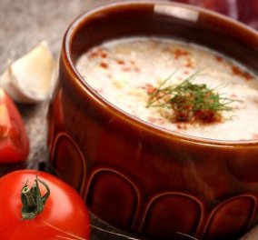 Μία ιδιαίτερη συνταγή από τον Άκη Πετρετζίκη- Σούπα τραχανά με ντομάτα, ζαμπόν και μανιτάρια