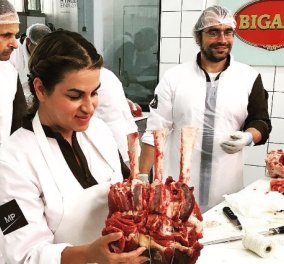 H Κρητικιά σεφ Μυρσίνη Λαμπράκη έγινε ίδια ο Τούρκος γόης χασάπης – Δείτε πως τεμαχίζει το κρέας