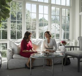 Μπέτυ Μπαζιάνα: Η εντυπωσιακή εμφάνιση της με το λευκό ταγιέρ στο «σπίτι» του αντιπροέδρου των ΗΠΑ (ΦΩΤΟ)