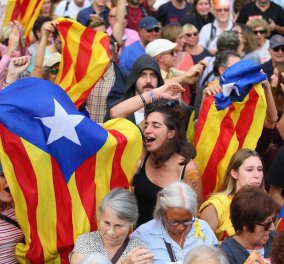 Αναμονή εξελίξεων στην «διχασμένη» Καταλονία - Κρίσιμη εβδομάδα για την Ισπανία 