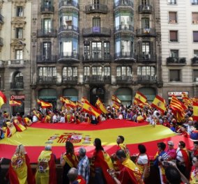 Ηγέτης Καταλονίας: Η ανεξαρτησία προβλέπεται από τον νόμο - Χιλιάδες στους δρόμους κατά της απόσχισης 