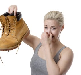 Έξυπνο κόλπο: Πως θα φτιάξετε σπιτική σκόνη για να μην μυρίζουν τα παπούτσια σας (ΒΙΝΤΕΟ)