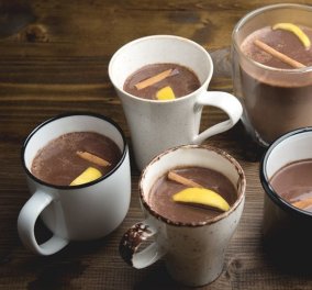 Αχ ας χειμωνιάσει να πιούμε ζεστή σοκολάτα με κάρδαμο και πορτοκάλι - την φτιάχνει ο Άκης Πετρετζίκης