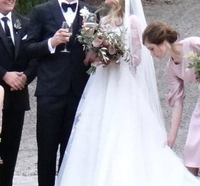 Σεμνή στον γάμο της η πιο σέξι γυναίκα του κόσμου: Η Κέιτ Άπτον -με νυφικό κλειστό ως τον λαιμό & ελιές - μπουκέτο (ΦΩΤΟ)