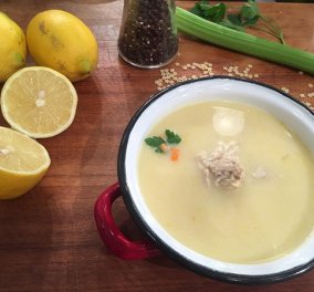 Θρεπτική, δυναμωτική, πεντανόστιμη κοτόσουπα αυγολέμονο από την Αργυρώ - Αξίζει να την δοκιμάσεις