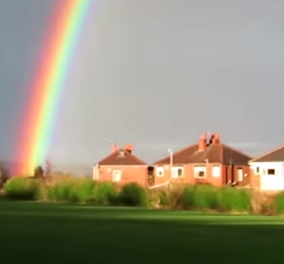Βίντεο: Υπέροχα χρώματα, μοναδικό φαινόμενο! Αυτό είναι το πιο εντυπωσιακά εκτυφλωτικό ουράνιο τόξο
