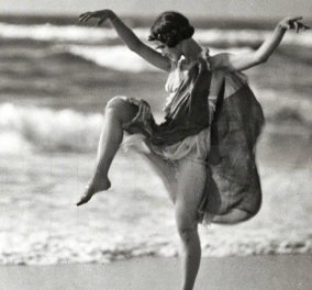 Ισιδώρα Ντάνκαν: Η «ξυπόλητη» κορυφαία χορεύτρια λάτρεψε την Ελλάδα, έχασε & τα 3 παιδιά της & πνίγηκε από το φουλάρι της (ΦΩΤΟ)