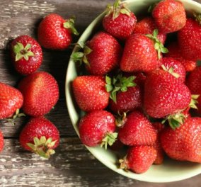 Εξαφανίστε τον λεκέ από φράουλα και κεράσι με αυτά τα 3 tips! 