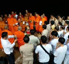Ταϊλάνδη το μεγάλο ευχαριστώ για τα 12 παιδιά: Υπέροχες τελετές με περίεργα δώρα και ύμνους στα πνεύματα του σπηλαίου (Φωτό & Βίντεο)