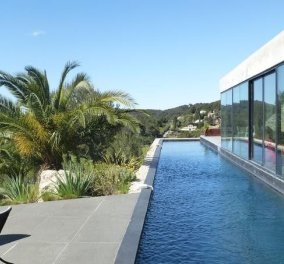 Μήπως αυτό είναι το σπίτι με την πισίνα των ονείρων σας για διακοπές; (ΒΙΝΤΕΟ)