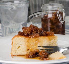 Ο Στέλιος Παρλιάρος προτείνει: Αφράτο και μοναδικό κέικ ανθότυρου με γλυκό κουταλιού σταφίδα