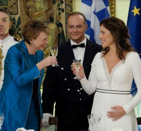 Δείπνο στο Προεδρικό Μέγαρο: Βαθύ ντεκολτέ και σκίσιμο στο φουστάνι της Μπέτυς Μπαζιάνα - Μπλε ρουαγιάλ για τη Γερμανίδα σύζυγο του Προέδρου (Φωτό)