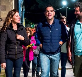 Με μπουφάν και τζιν παντελόνια: Μπέτυ και Αλέξης Τσίπρας έκαναν βραδινή βόλτα στο Φεστιβάλ Σπούτνικ (Φωτό)