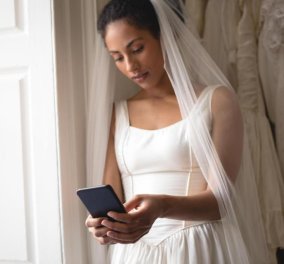 Η νύφη ξεφτίλισε τον γαμπρό την ώρα του γάμου: Άρχισε να διαβάζει τα μηνύματα προς την ερωμένη του μπροστά σε όλους τους καλεσμένους! (Φωτό)