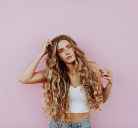 Μαλλιά που μπλέκονται εύκολα; 5 tips για να είναι ευκολοχτένιστα και λαμπερά   