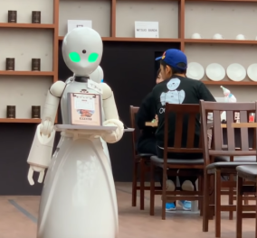 Βίντεο: Η πρώτη καφετέρια με σερβιτόρους-ρομπότ μόλις έκανε εγκαίνια - Δείτε ποιους εξυπηρετεί