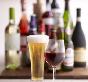Ιδού η απάντηση στο αιώνιο ερώτημα: «Μπίρα πριν από το κρασί ή κρασί πριν από τη μπίρα;»