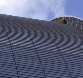 Βίντεο: Γάλλος «Spiderman» σκαρφάλωσε σε ουρανοξύστη ύψους 185 μέτρων