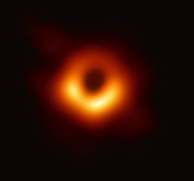 Εντυπωσιακές εικόνες & βίντεο : Οι επιστήμονες φωτογράφισαν για πρώτη φορά μια "Μαύρη τρύπα" - Ο ρόλος του Έλληνα αστροφυσικού στο κοσμοϊστορικό επίτευγμα