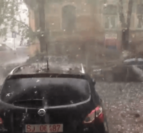 Βίντεο:  Χαλάζι σε μέγεθος μπάλας του γκολφ έπεσε στη Ρουμανία – Καταστράφηκαν πολλά αυτοκίνητα